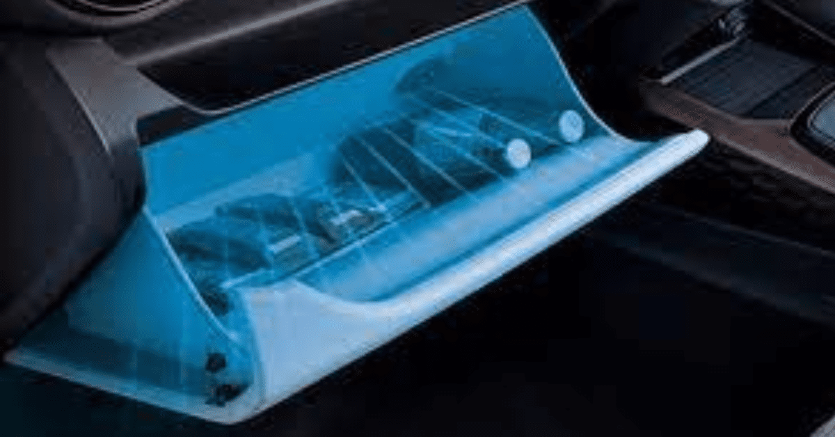 Відкритий бардачок авто з бутилями води 