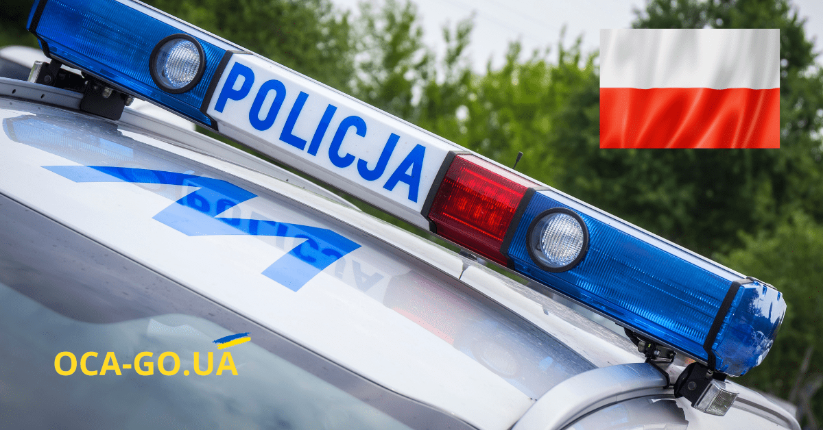 Автомобиль польской полиции и флаг Польши
